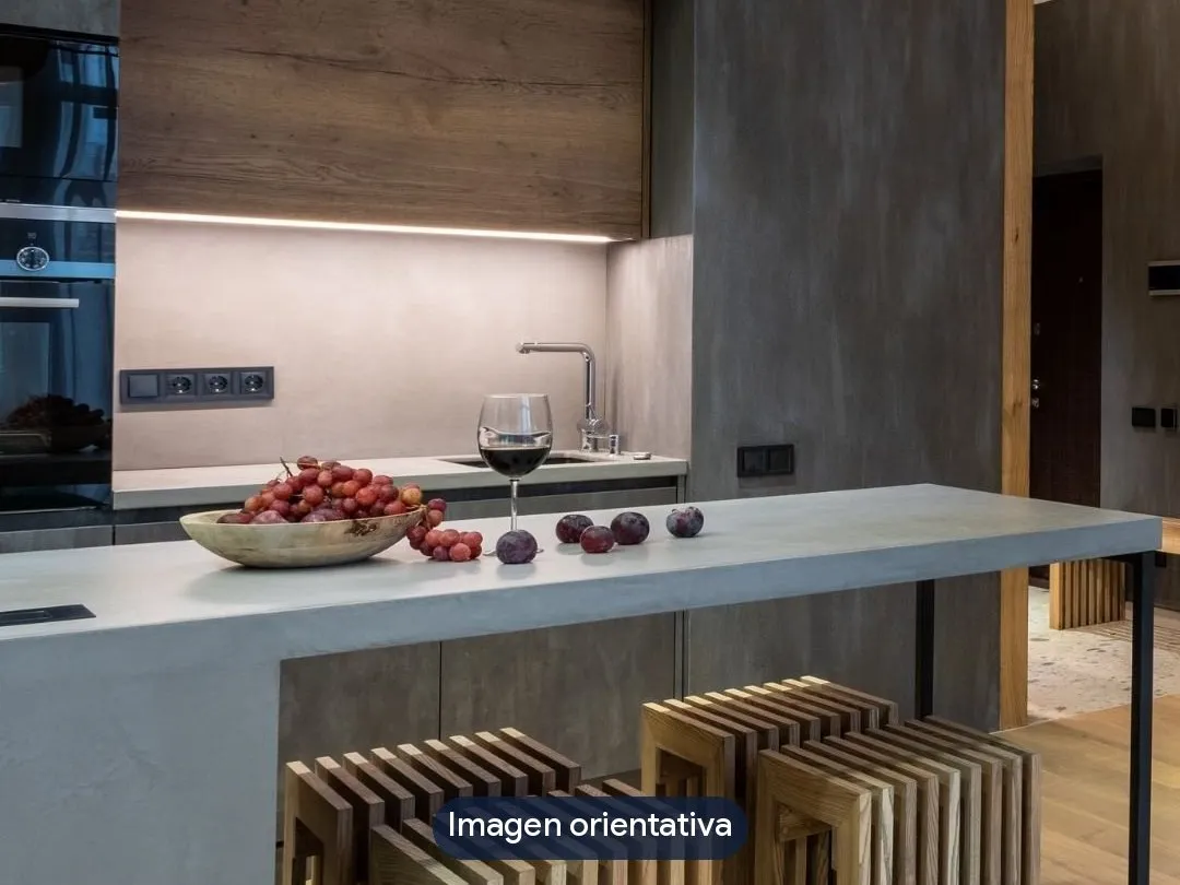 Imagen orientativa de una cocina con isla y muebles en gris (no es una obra de MS Reformas)