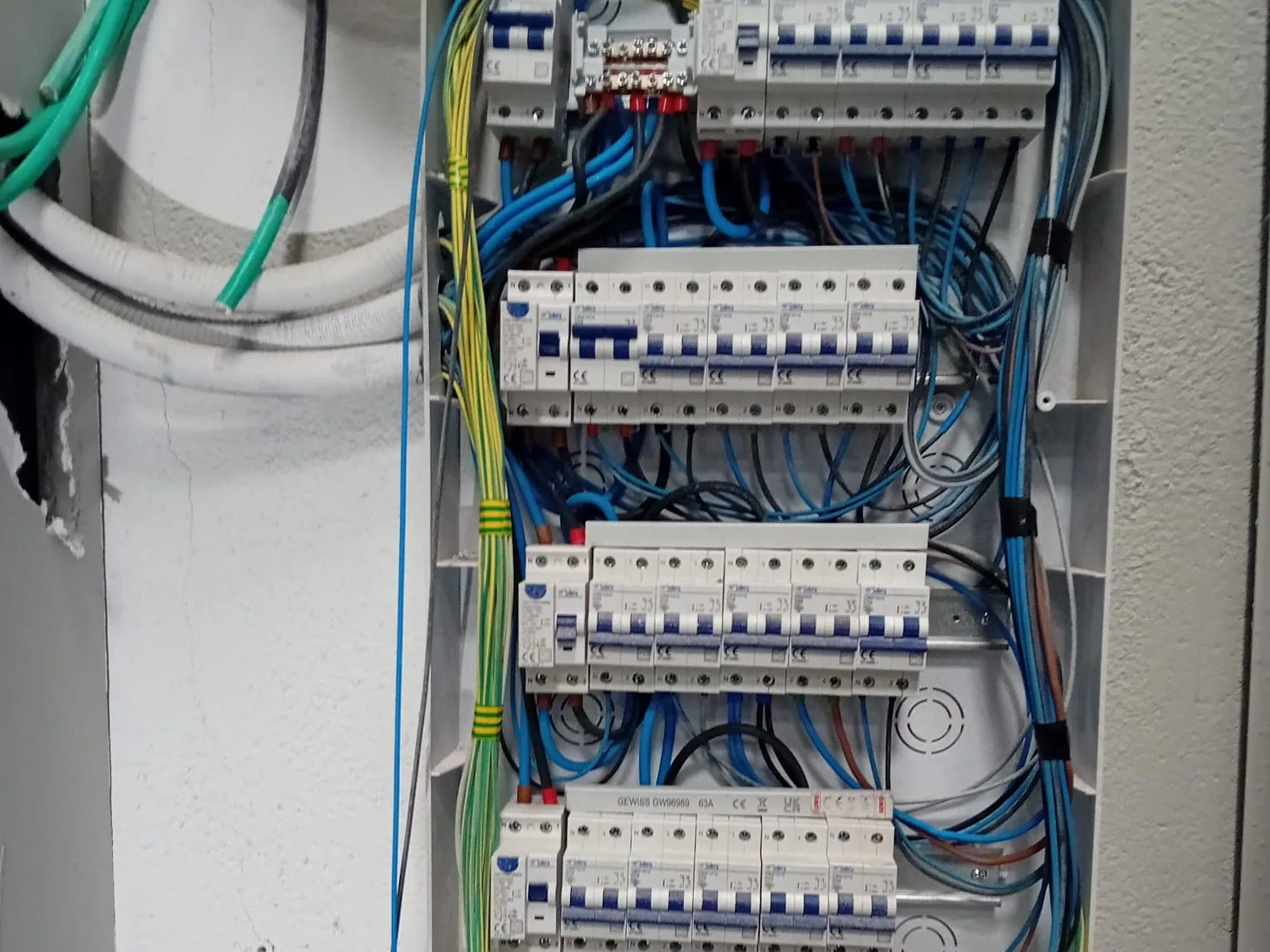 Cuadro eléctrico con todos sus circuitos montados por MS Reformas, antes de cerrarlo