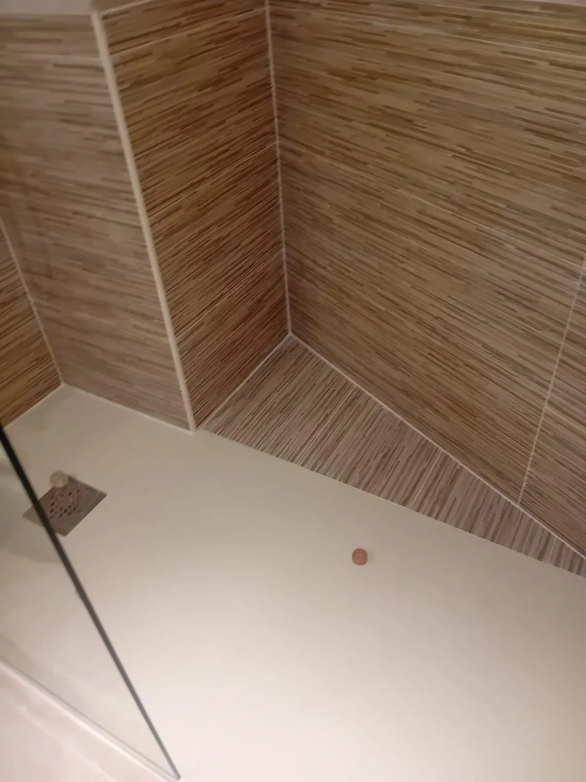 Ducha alicatada con porcelánico imitación madera y plato de ducha blanco