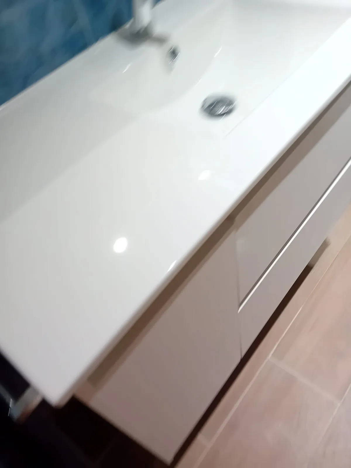 Lavabo integrado en un mueble blanco de baño