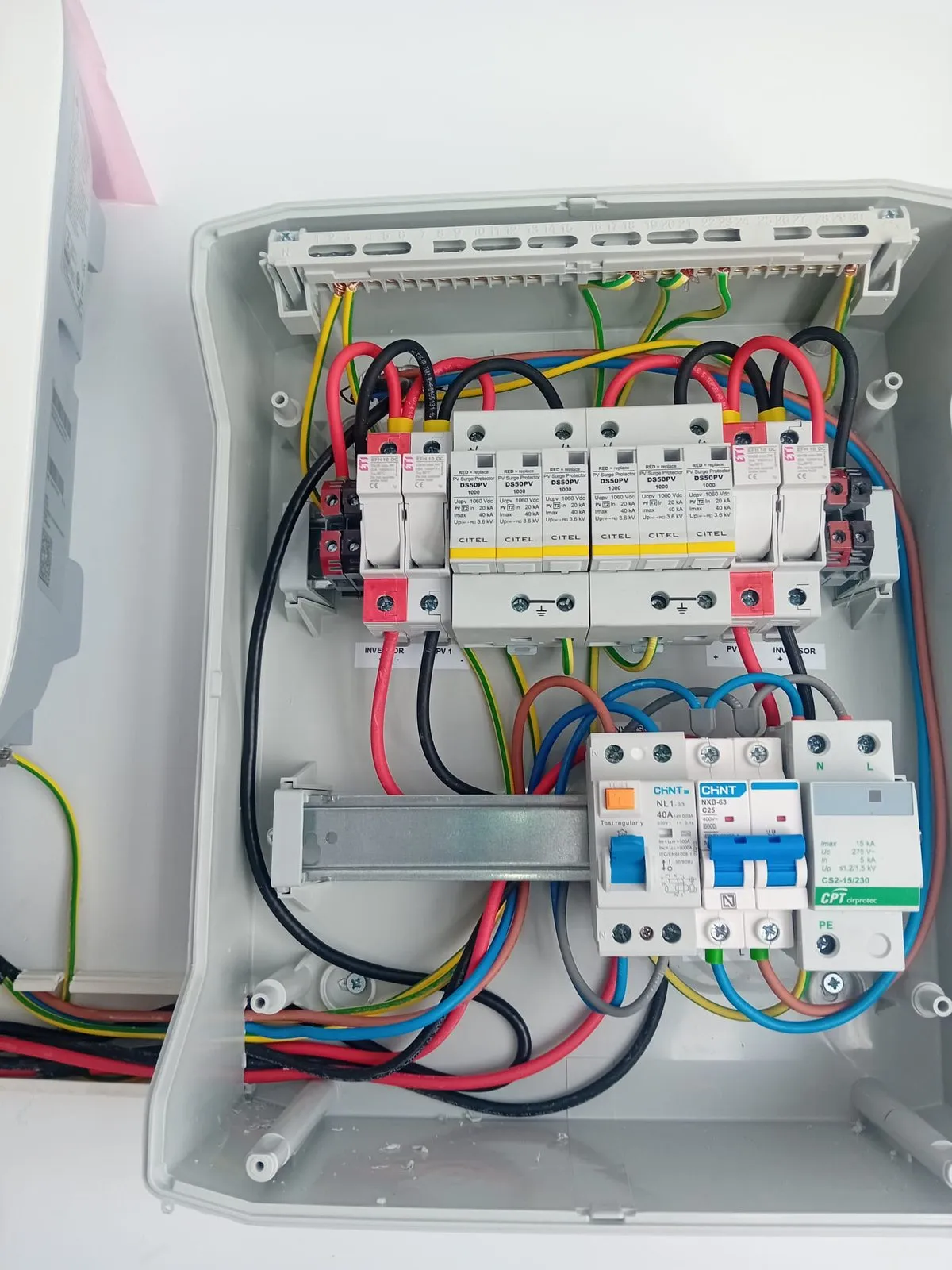 Cuadro con protectores contra sobretensiones y diferencial