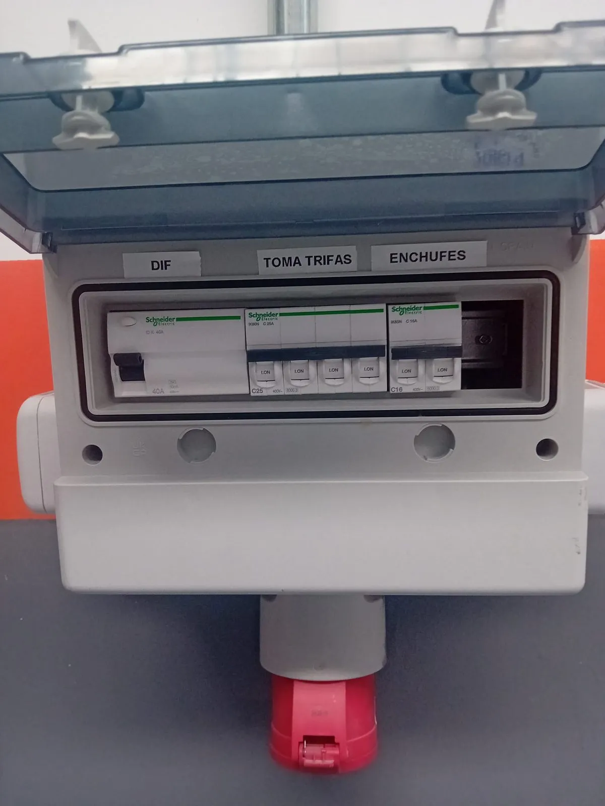Cuadro estanco con diferencial, toma trifásica y enchufes para una obra