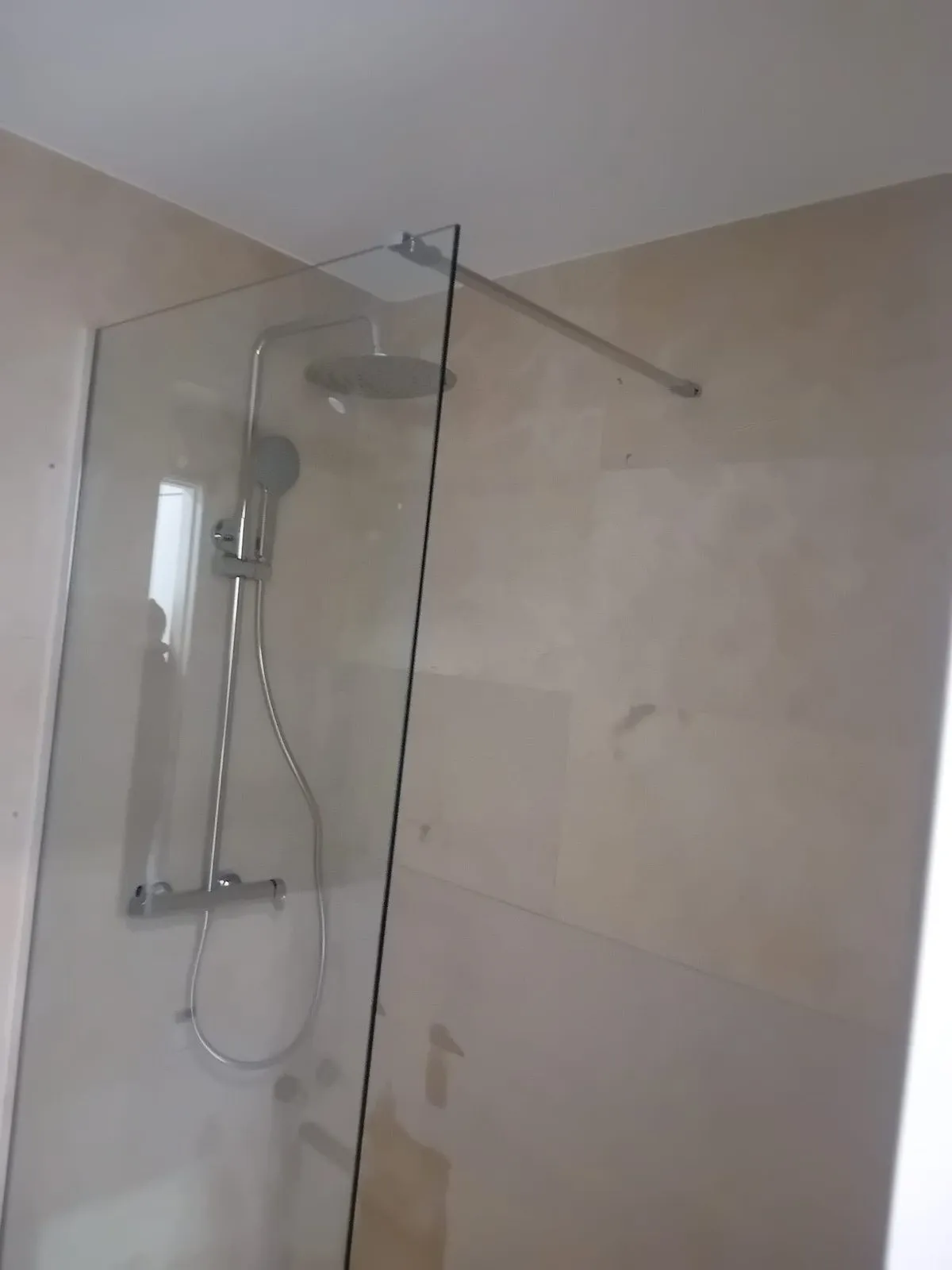 Ducha con mampara fija, columna termostática con rociador de lluvia y porcelánico beige