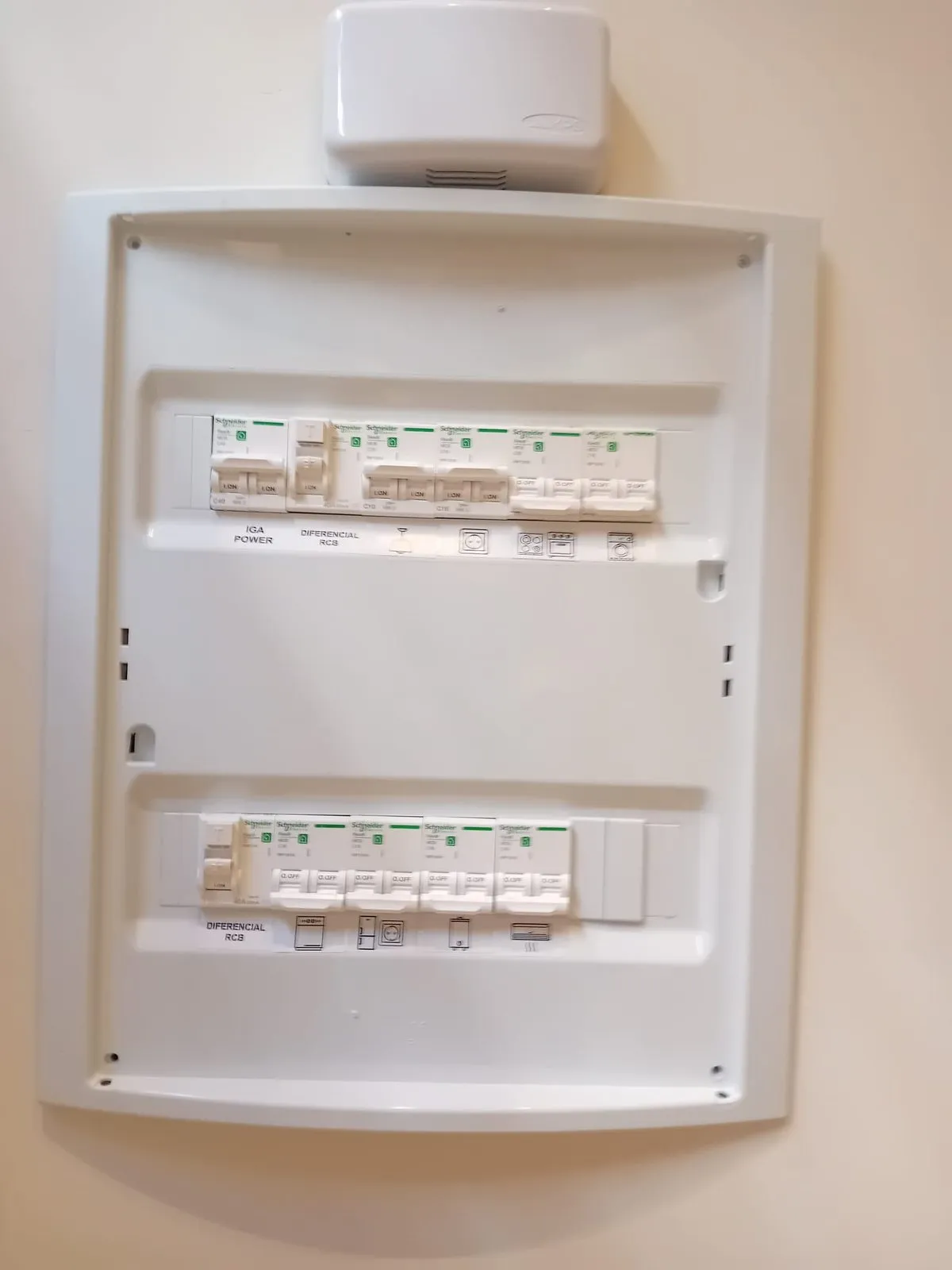 Cuadro eléctrico de una vivienda terminado, con diferenciales y magnetotérmicos rotulados