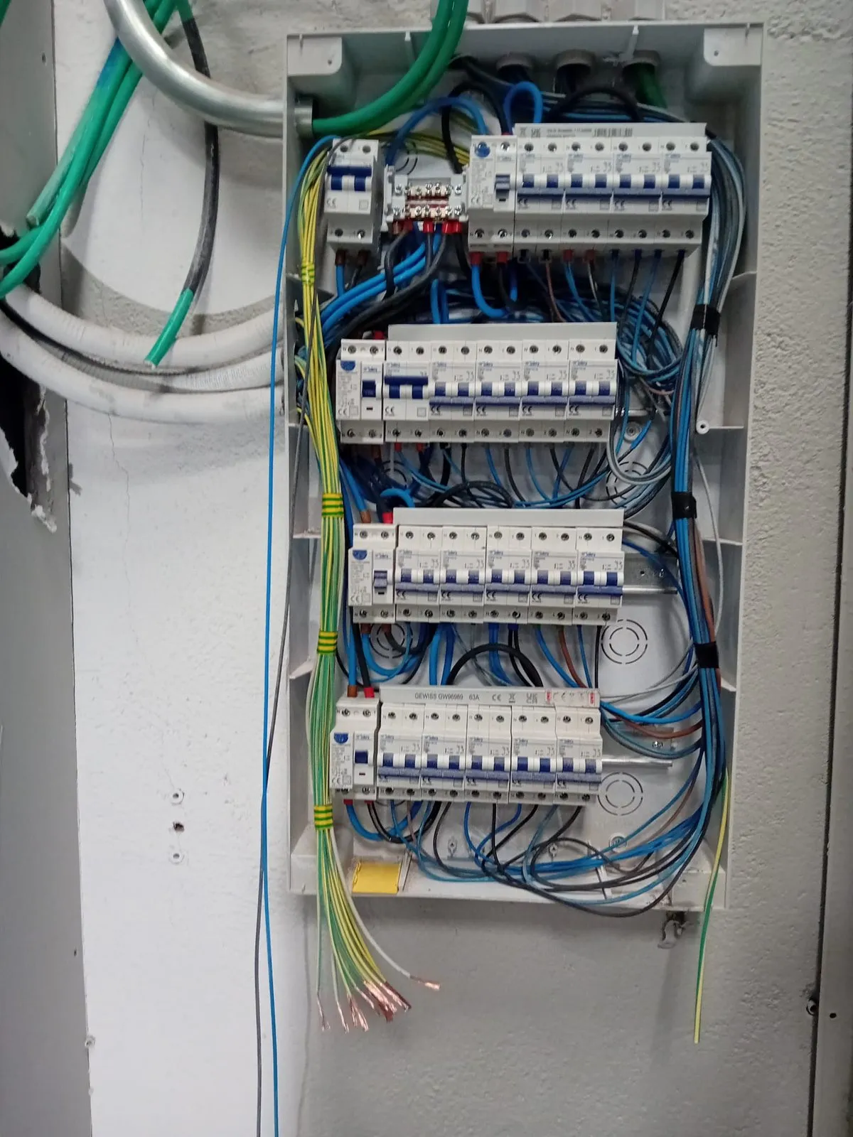 Cuadro eléctrico grande con cuatro filas de circuitos, antes de cerrarlo