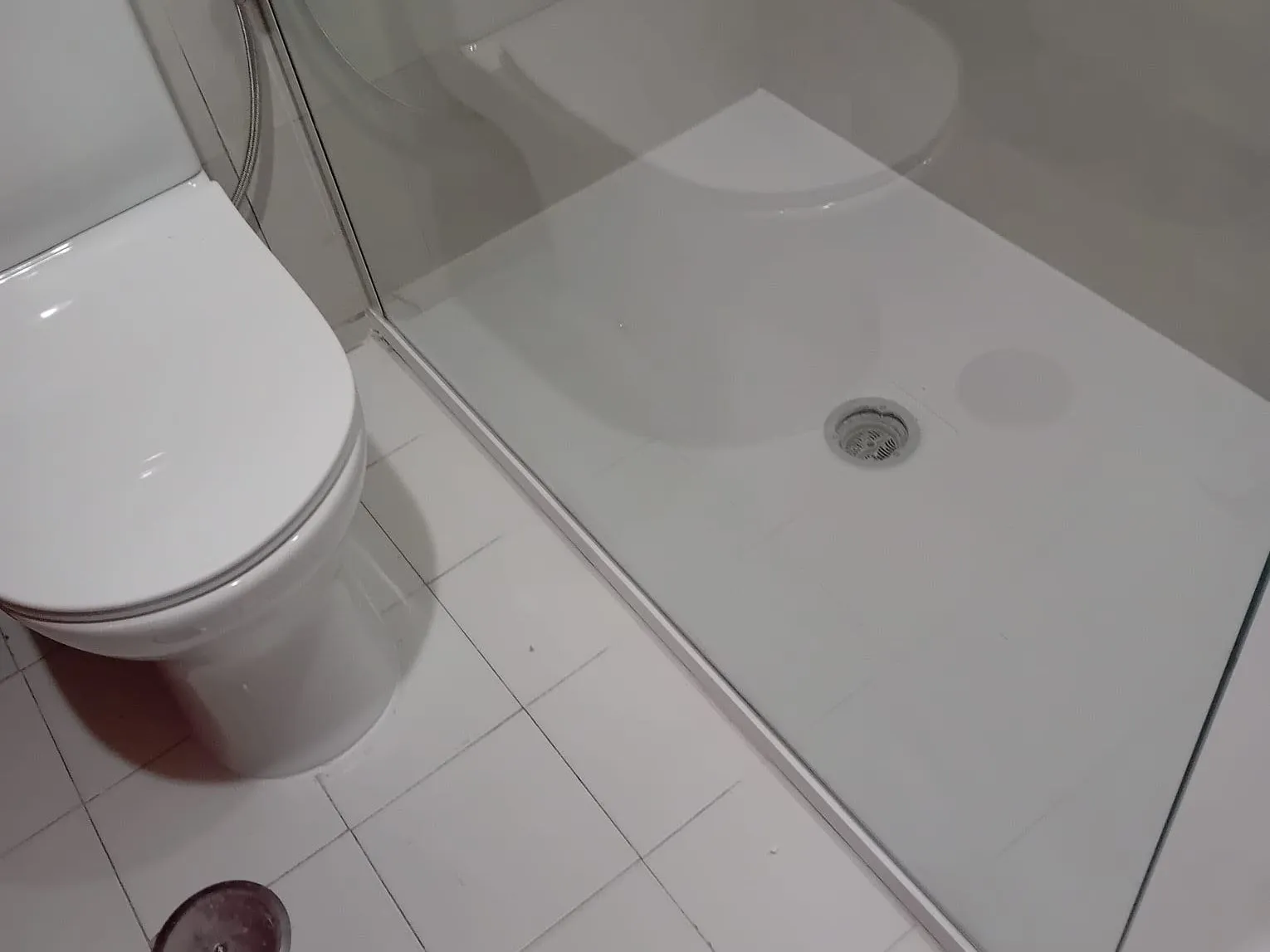 Plato de ducha extraplano blanco con mampara, colocado por MS Reformas