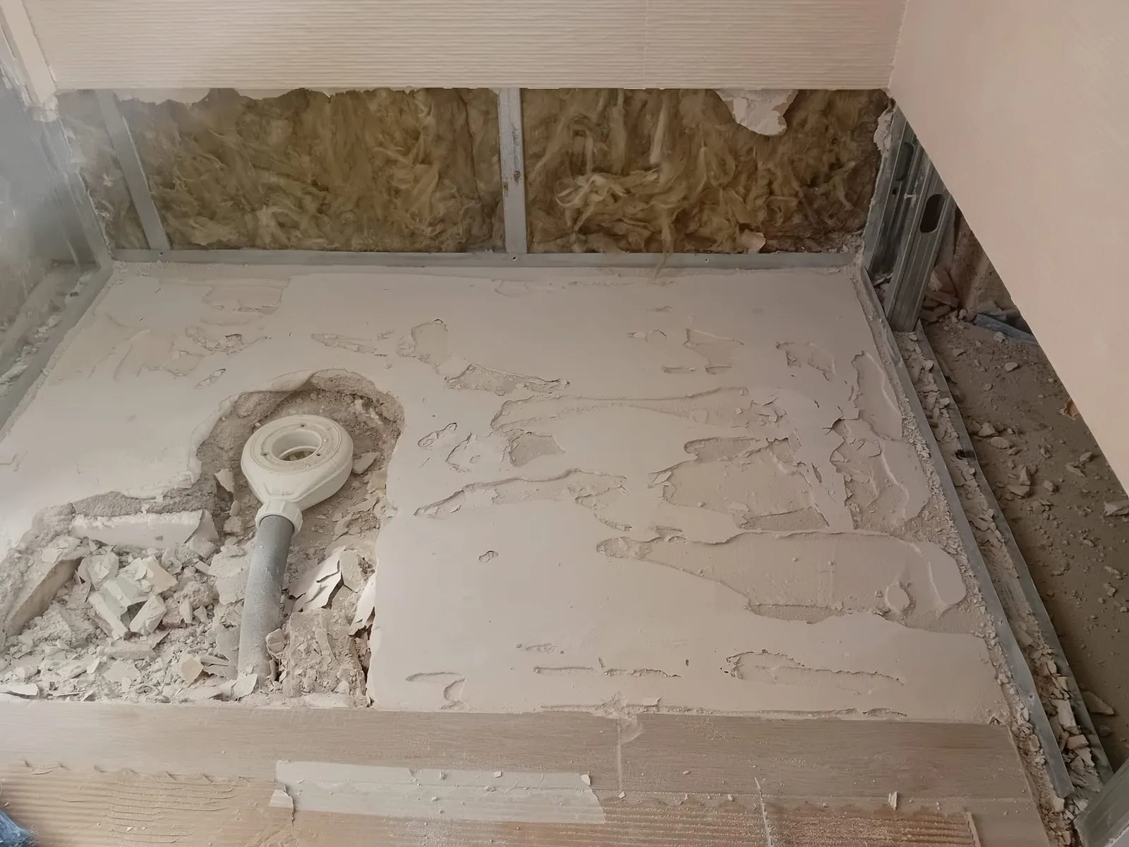 Base de la ducha durante la obra, con el desagüe preparado antes de colocar el plato